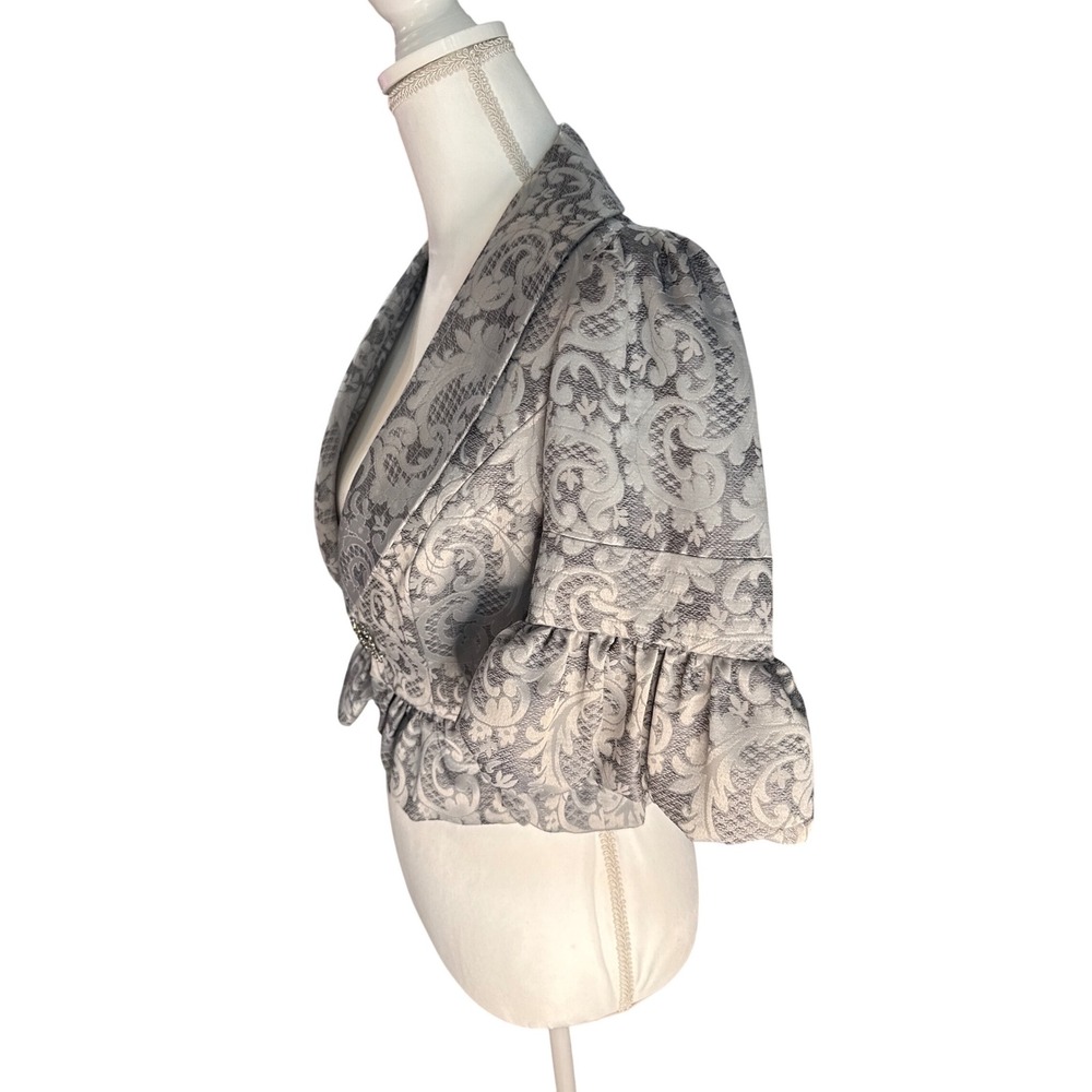 Arden B Vintage Silver Jacquard Cropped Jacket Rhinestone‎ Clasp Ruffle Ladies S - Picture 2 of 6